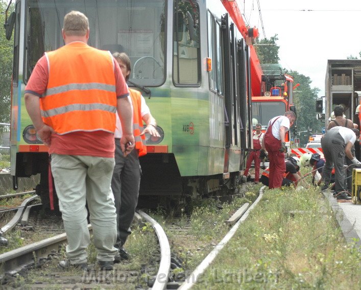 KVB Zug entgleist Koeln Klettenberg Geisbergstr   10 .jpg